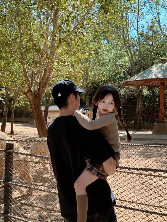 Chỉ Vì Em Là Ánh Sáng